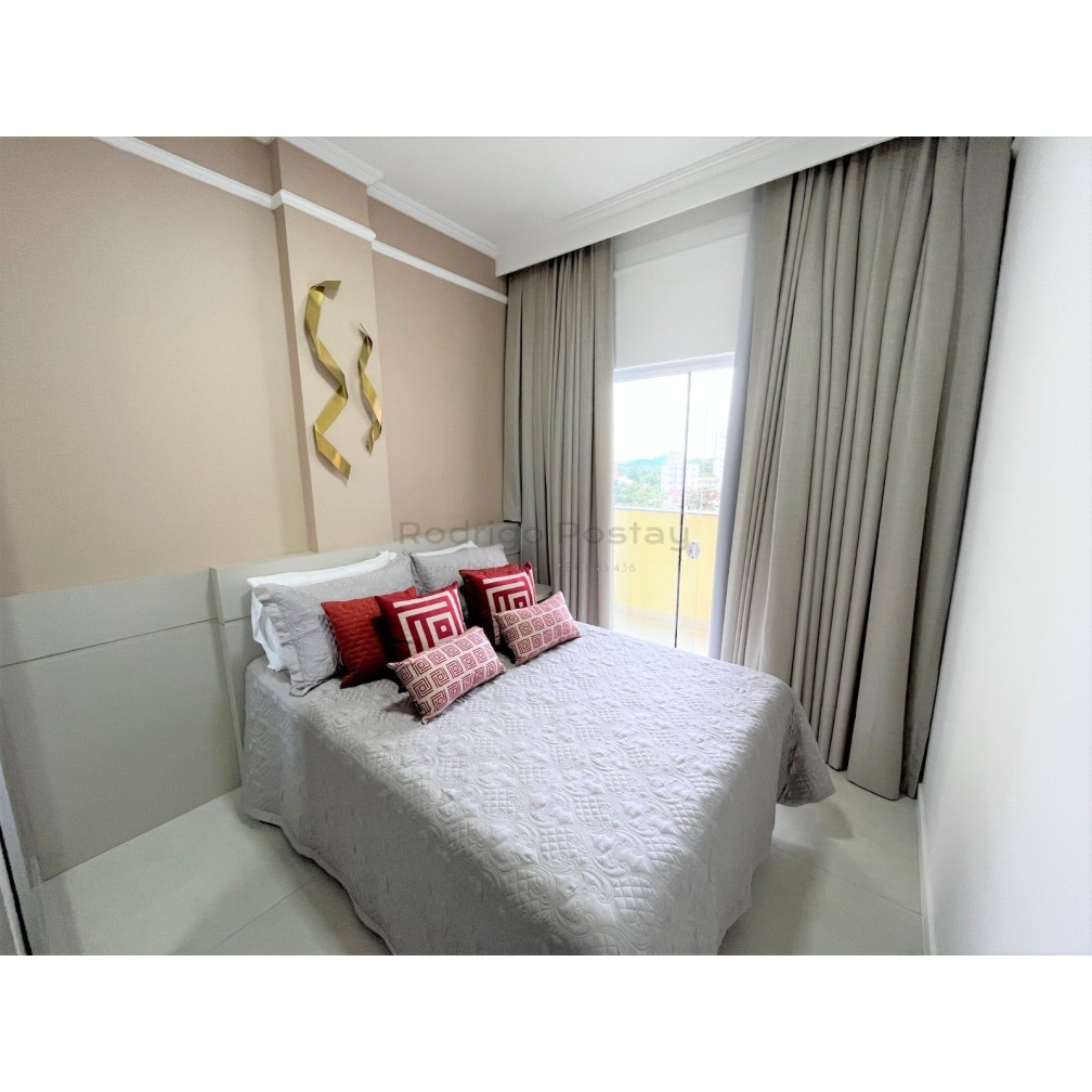 Apartamento finamente mobiliado com 4 quartos e 2 vagas, na Meia Praia