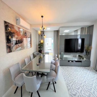 Apartamento finamente mobiliado com 4 quartos e 2 vagas, na Meia Praia