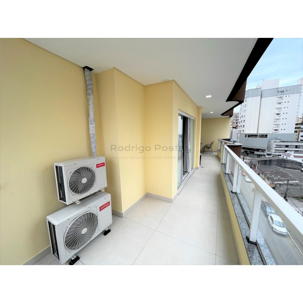 Apartamento finamente mobiliado com 4 quartos e 2 vagas, na Meia Praia