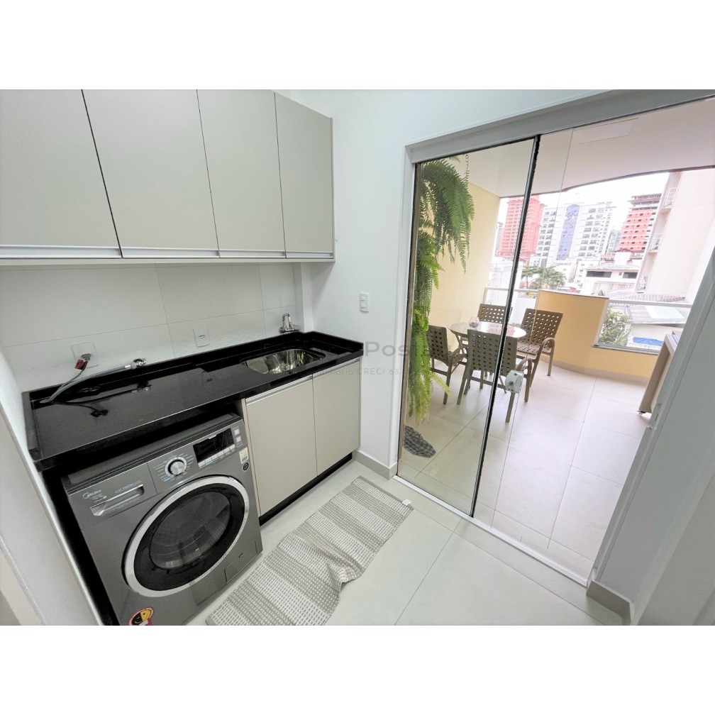 Apartamento finamente mobiliado com 4 quartos e 2 vagas, na Meia Praia