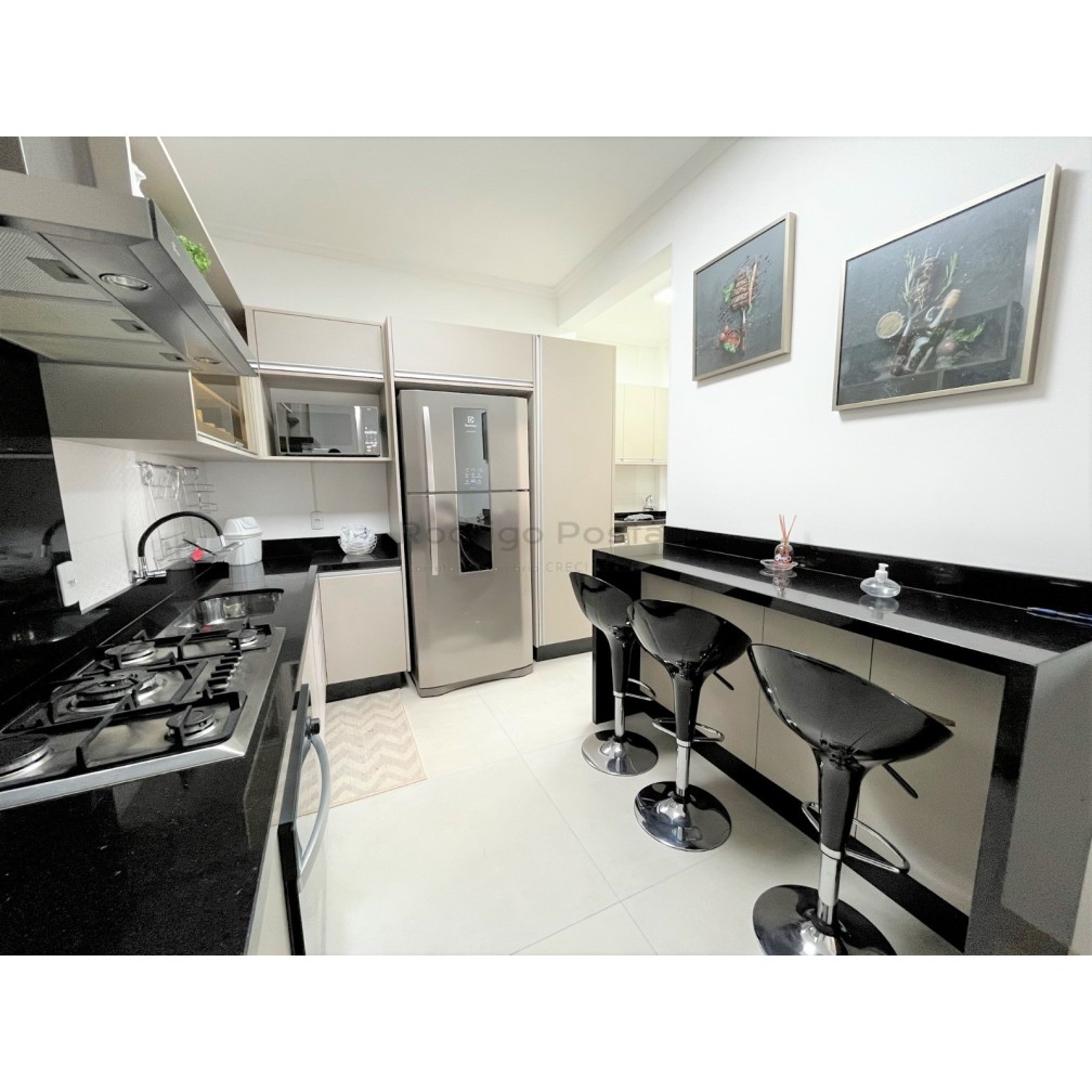 Apartamento finamente mobiliado com 4 quartos e 2 vagas, na Meia Praia