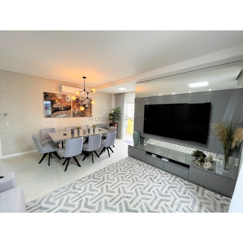 Apartamento finamente mobiliado com 4 quartos e 2 vagas, na Meia Praia