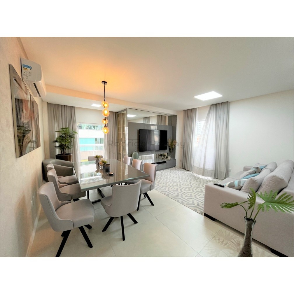 Apartamento finamente mobiliado com 4 quartos e 2 vagas, na Meia Praia