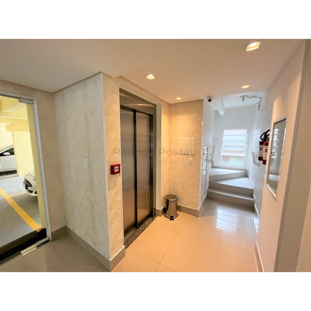 Apartamento finamente mobiliado com 4 quartos e 2 vagas, na Meia Praia