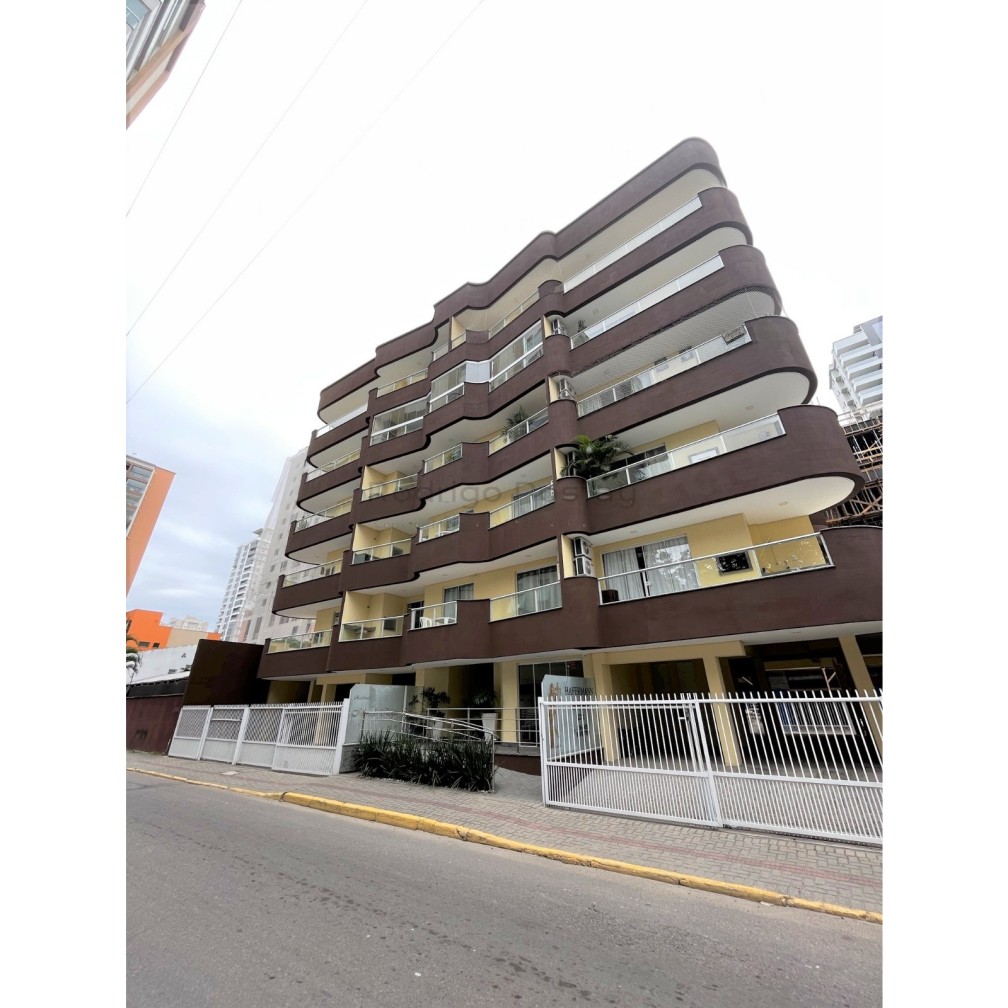 Apartamento finamente mobiliado com 4 quartos e 2 vagas, na Meia Praia