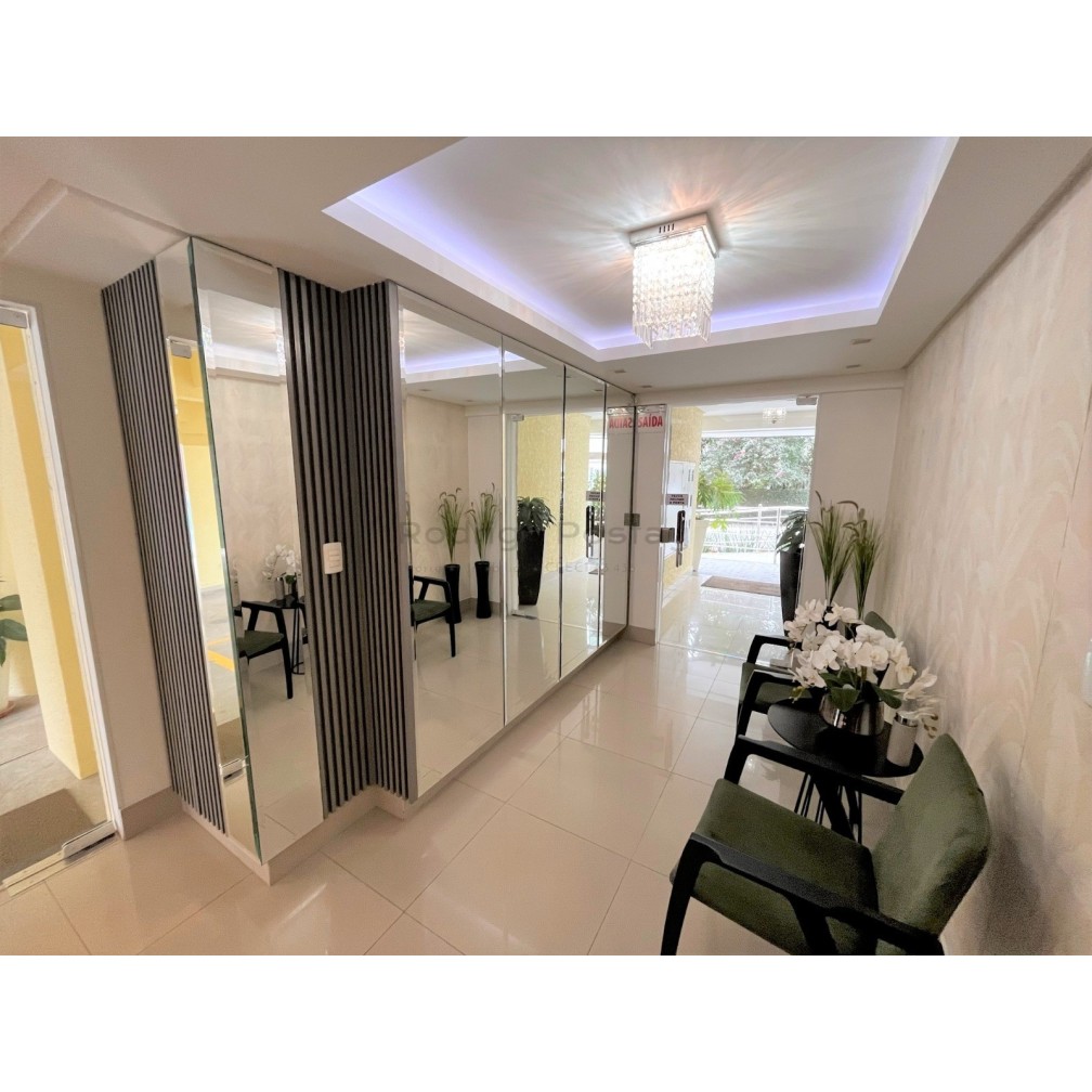 Apartamento finamente mobiliado com 4 quartos e 2 vagas, na Meia Praia