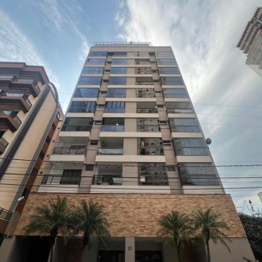 Apartamento de 4 dormitórios e mobiliado na Meia Praia