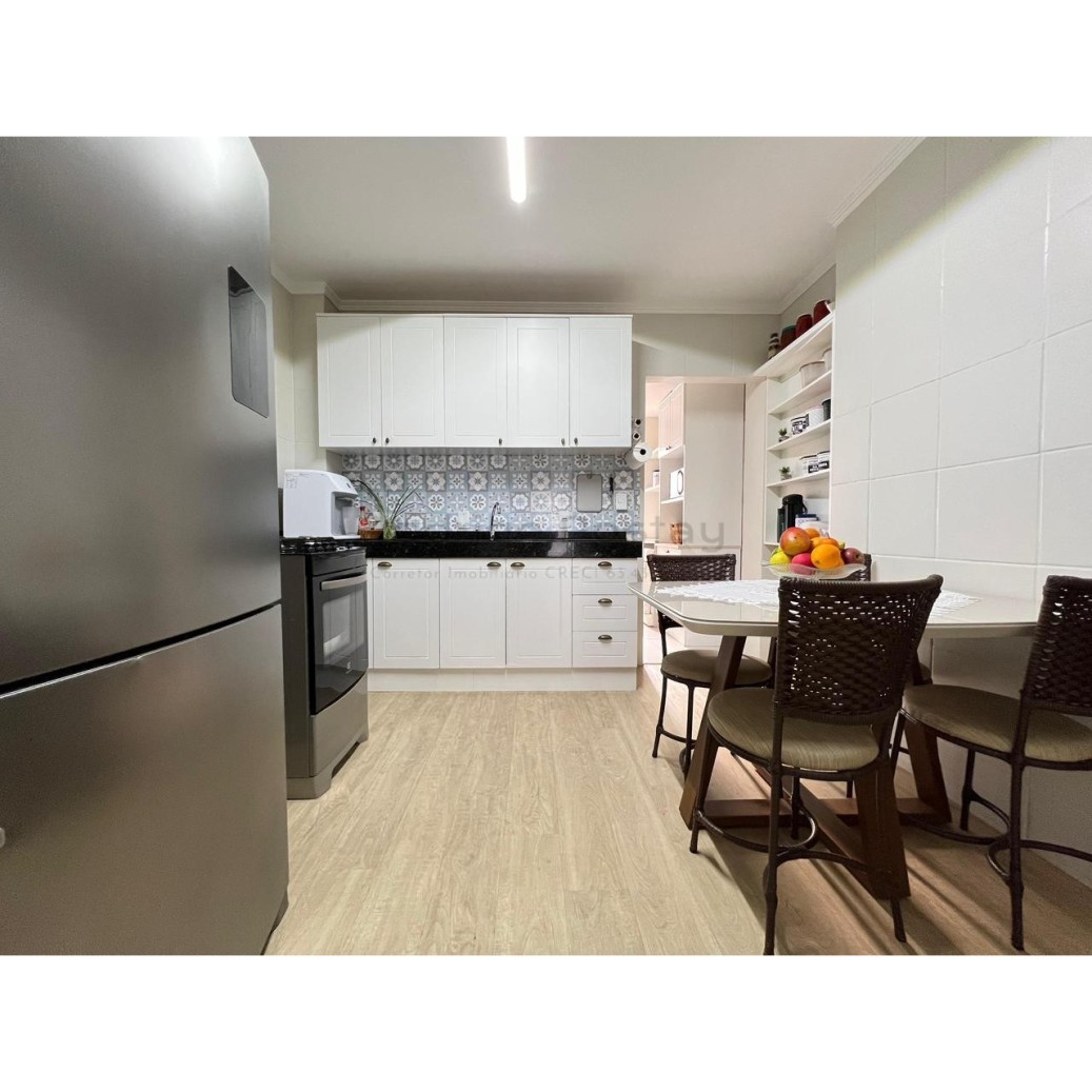 Apartamento de 4 dormitórios e mobiliado na Meia Praia