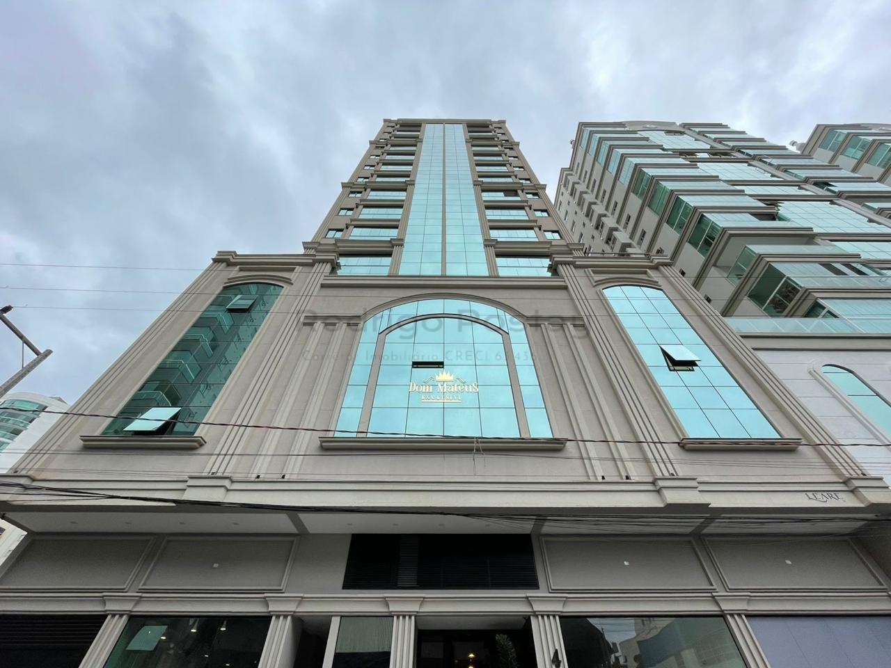 FANTÁSTICO - Apartamento finamente mobiliado na Meia Praia com 3 suítes e lazer completo.