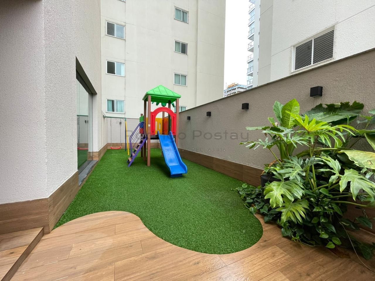 FANTÁSTICO - Apartamento finamente mobiliado na Meia Praia com 3 suítes e lazer completo.
