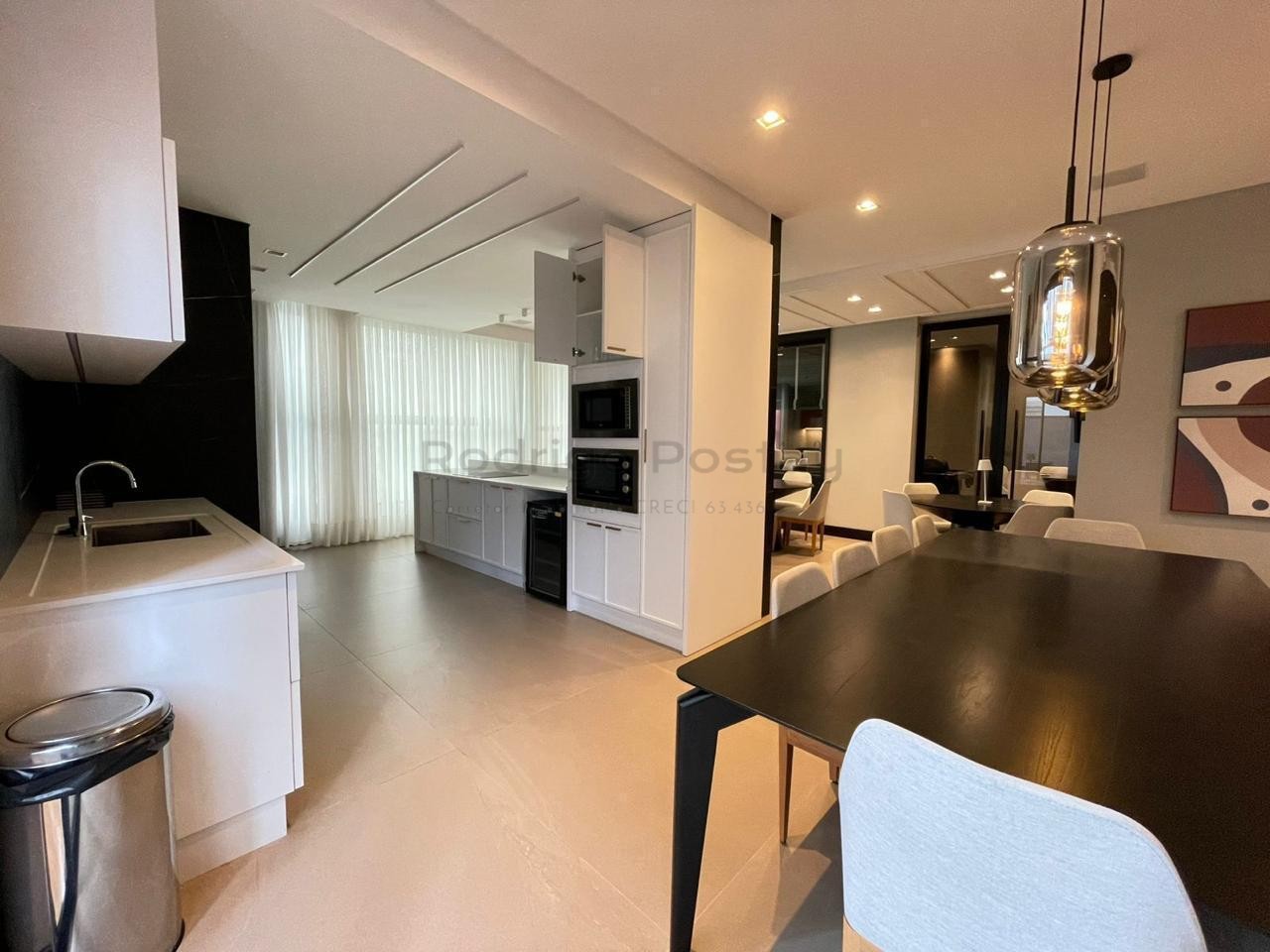 FANTÁSTICO - Apartamento finamente mobiliado na Meia Praia com 3 suítes e lazer completo.