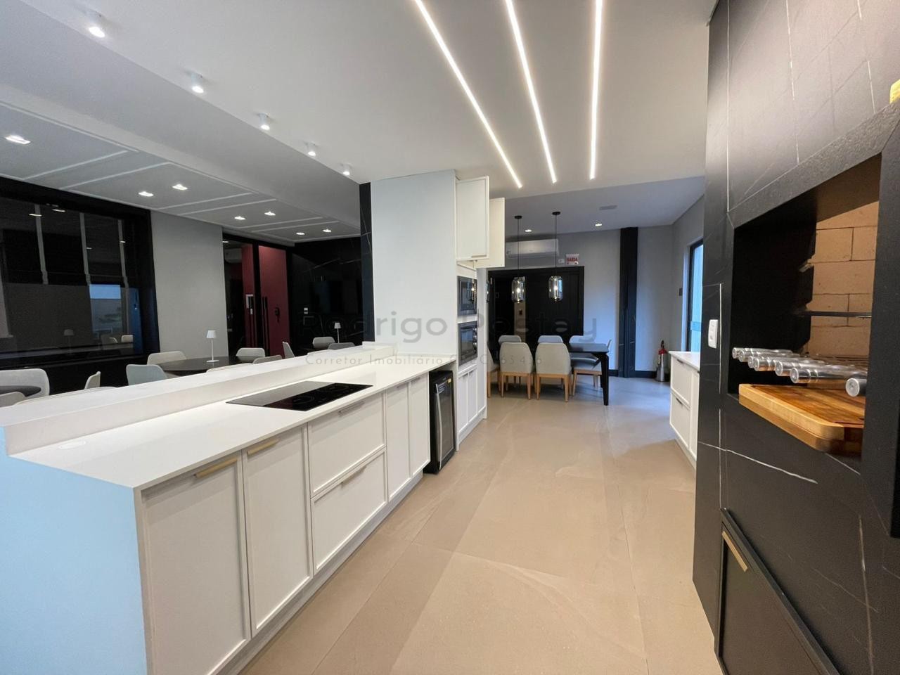 FANTÁSTICO - Apartamento finamente mobiliado na Meia Praia com 3 suítes e lazer completo.