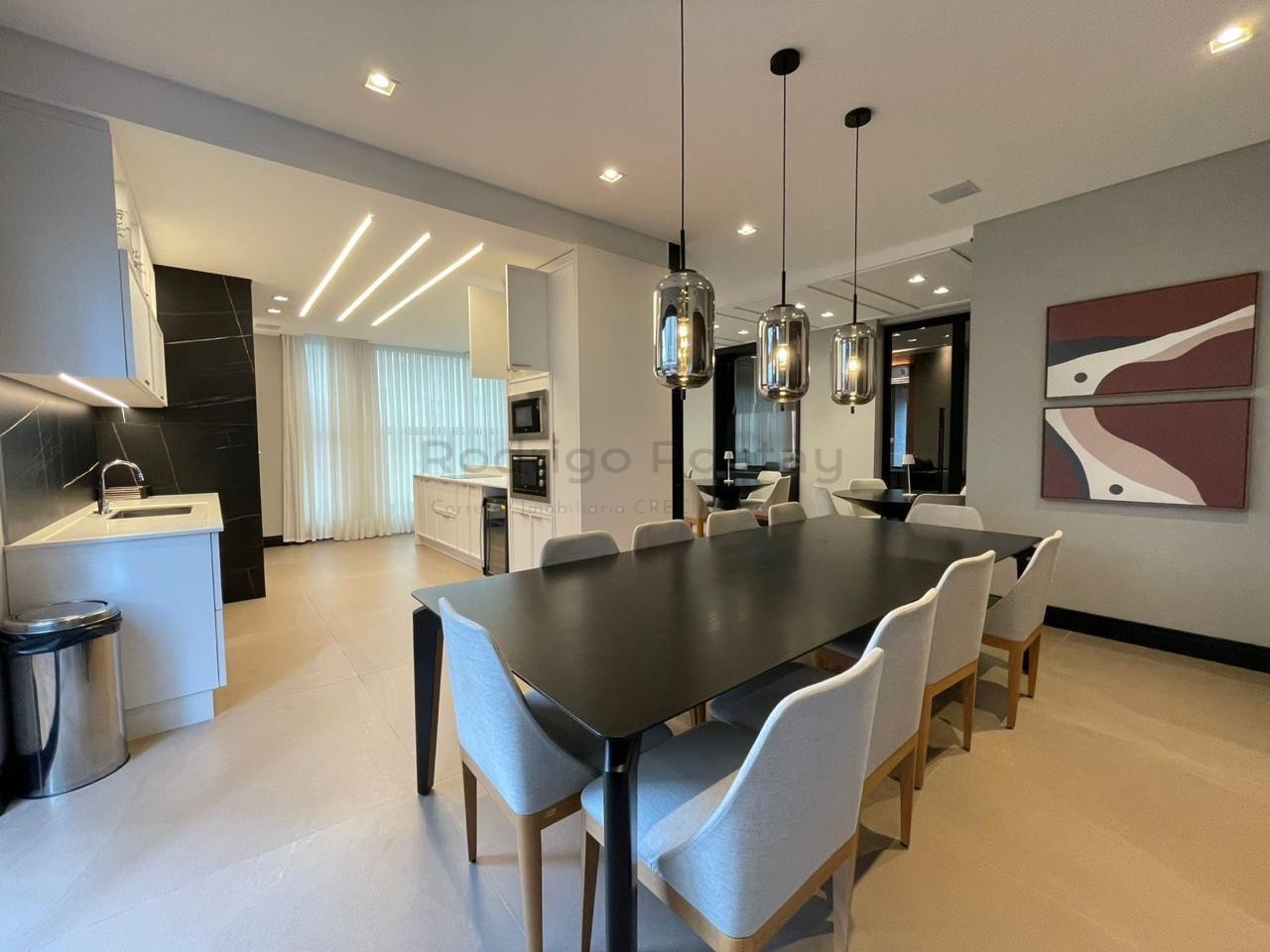 FANTÁSTICO - Apartamento finamente mobiliado na Meia Praia com 3 suítes e lazer completo.