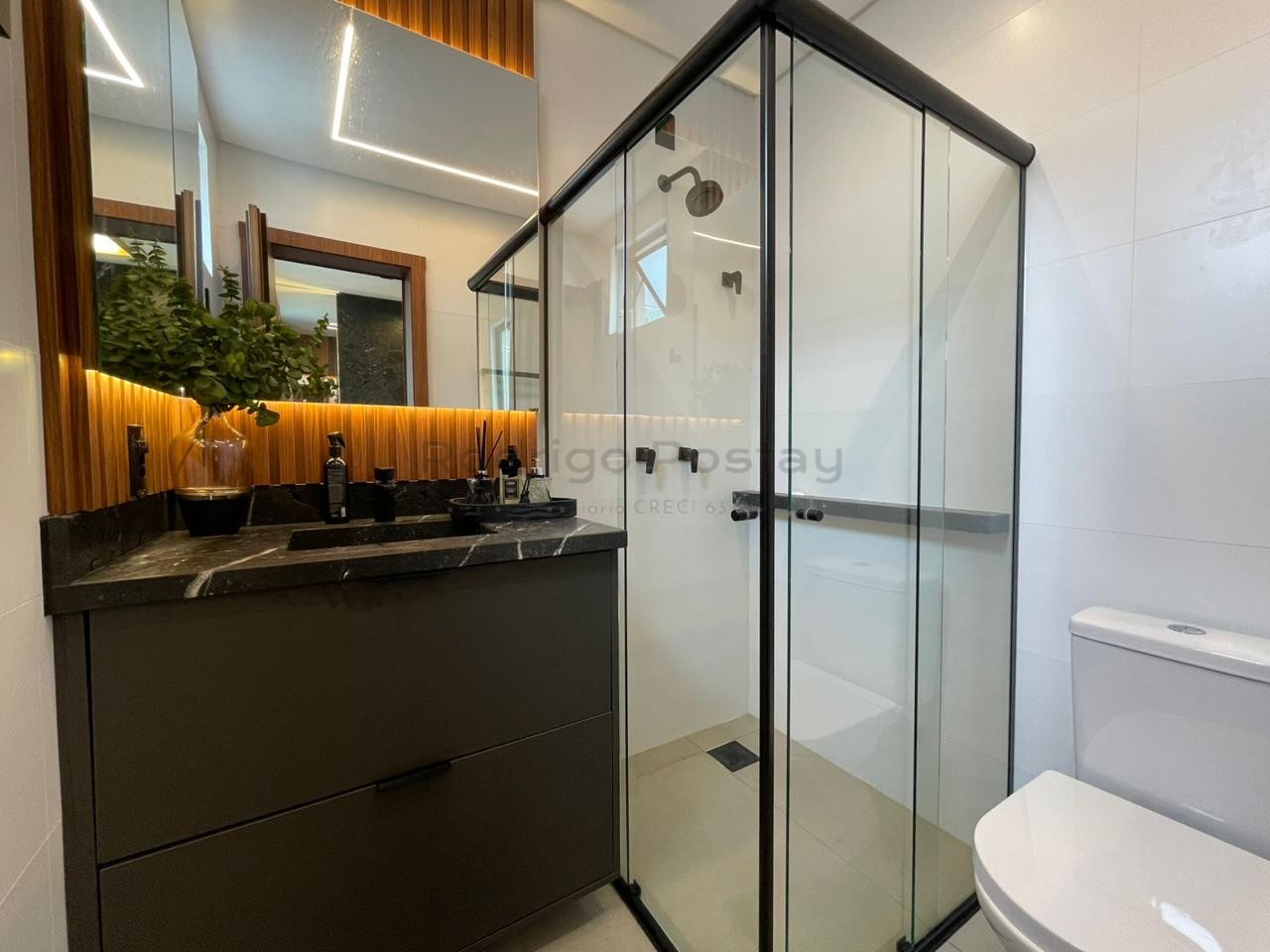 FANTÁSTICO - Apartamento finamente mobiliado na Meia Praia com 3 suítes e lazer completo.