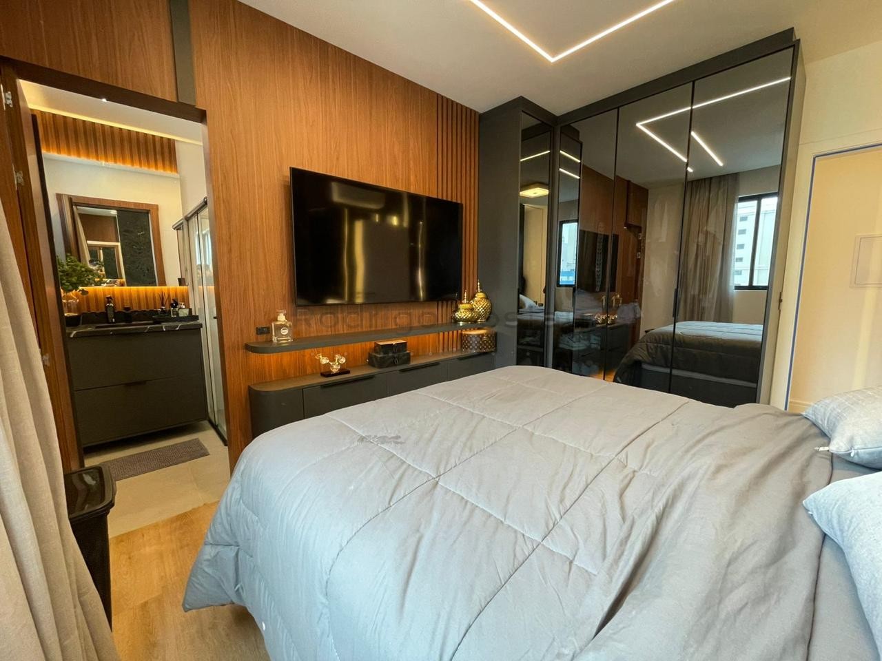 FANTÁSTICO - Apartamento finamente mobiliado na Meia Praia com 3 suítes e lazer completo.