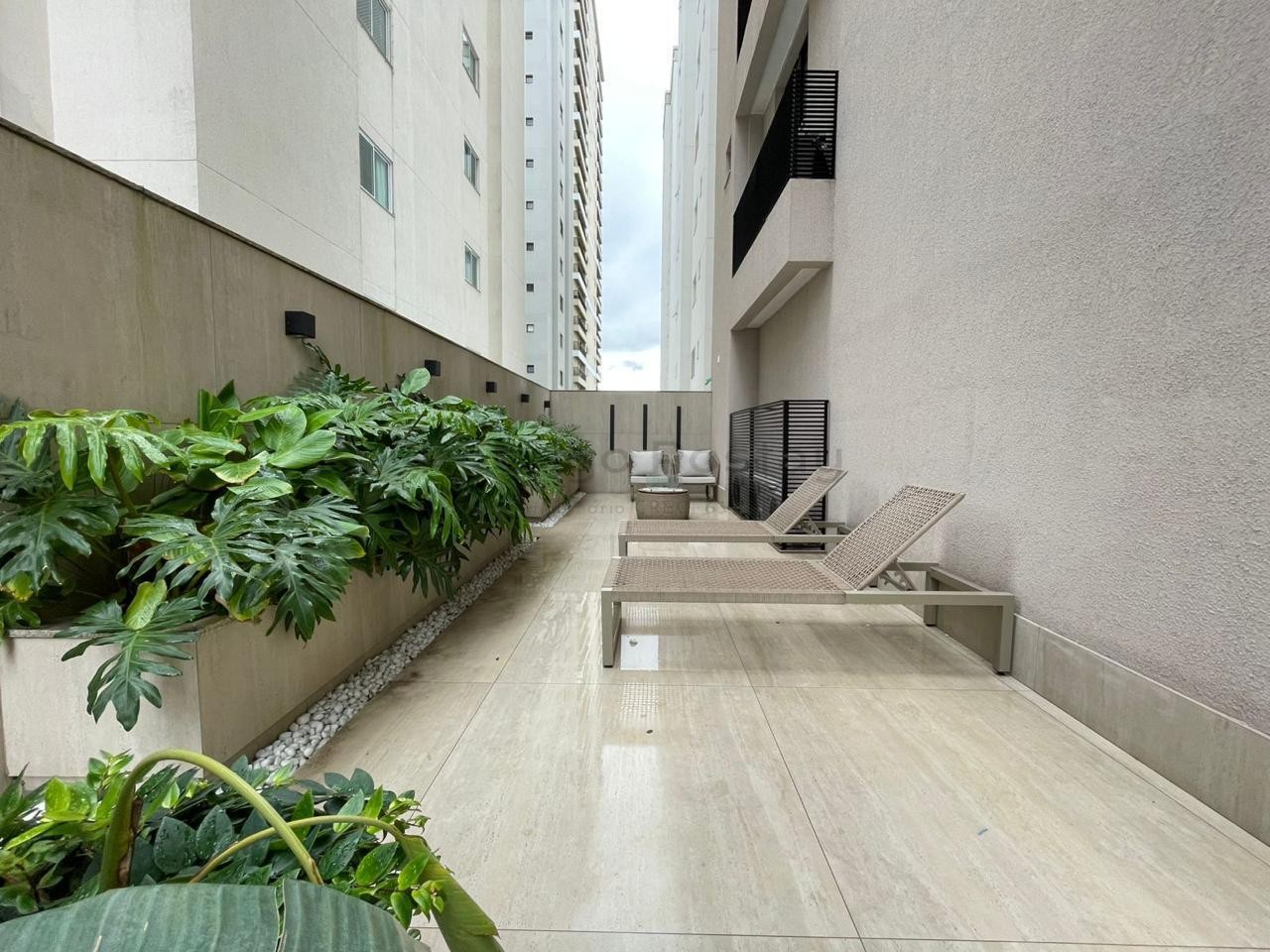 FANTÁSTICO - Apartamento finamente mobiliado na Meia Praia com 3 suítes e lazer completo.