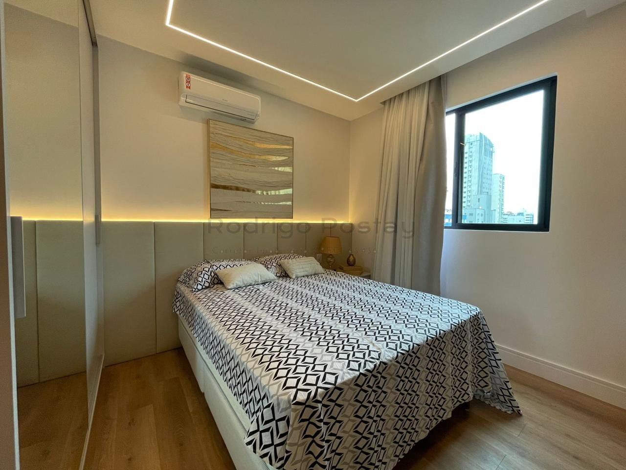 FANTÁSTICO - Apartamento finamente mobiliado na Meia Praia com 3 suítes e lazer completo.