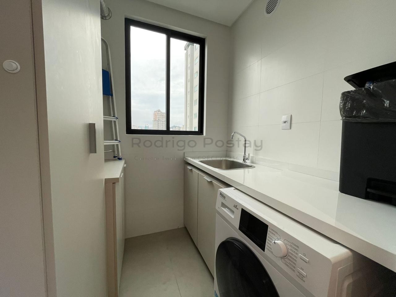 FANTÁSTICO - Apartamento finamente mobiliado na Meia Praia com 3 suítes e lazer completo.