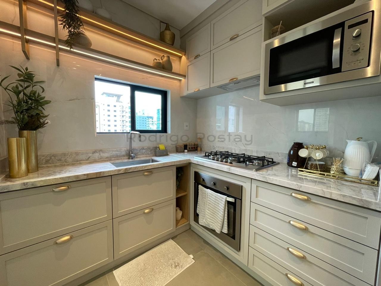 FANTÁSTICO - Apartamento finamente mobiliado na Meia Praia com 3 suítes e lazer completo.