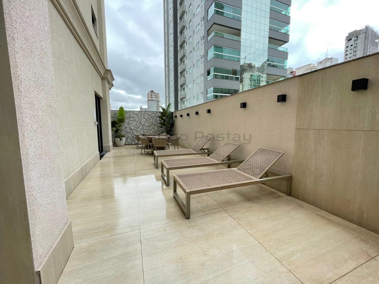 FANTÁSTICO - Apartamento finamente mobiliado na Meia Praia com 3 suítes e lazer completo.