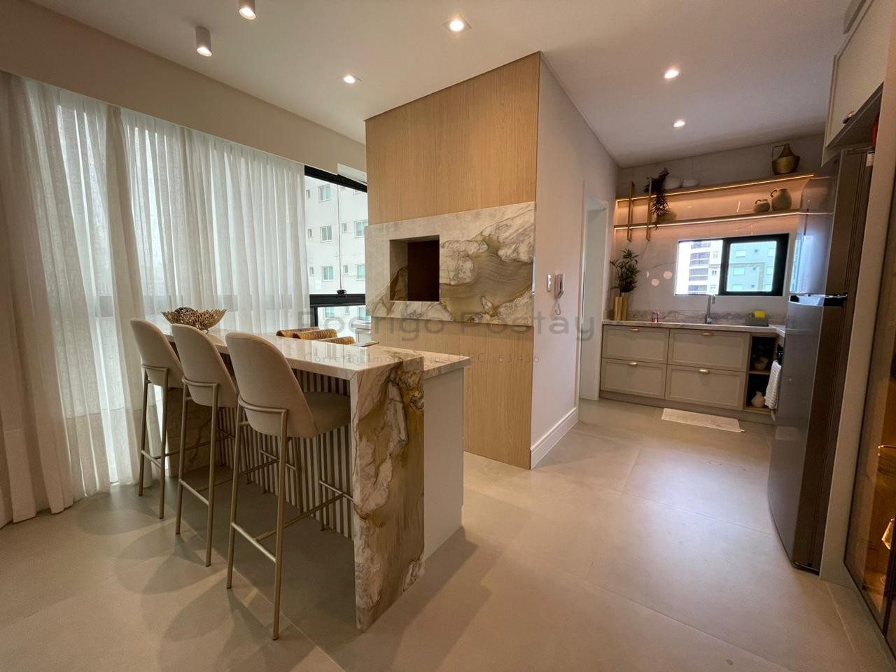 FANTÁSTICO - Apartamento finamente mobiliado na Meia Praia com 3 suítes e lazer completo.