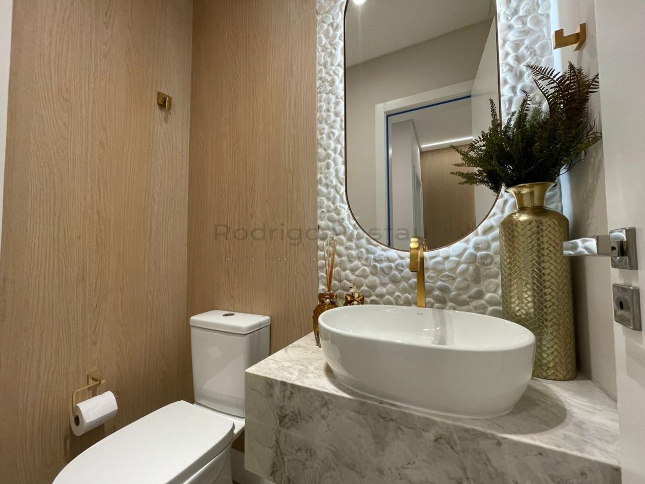 FANTÁSTICO - Apartamento finamente mobiliado na Meia Praia com 3 suítes e lazer completo.