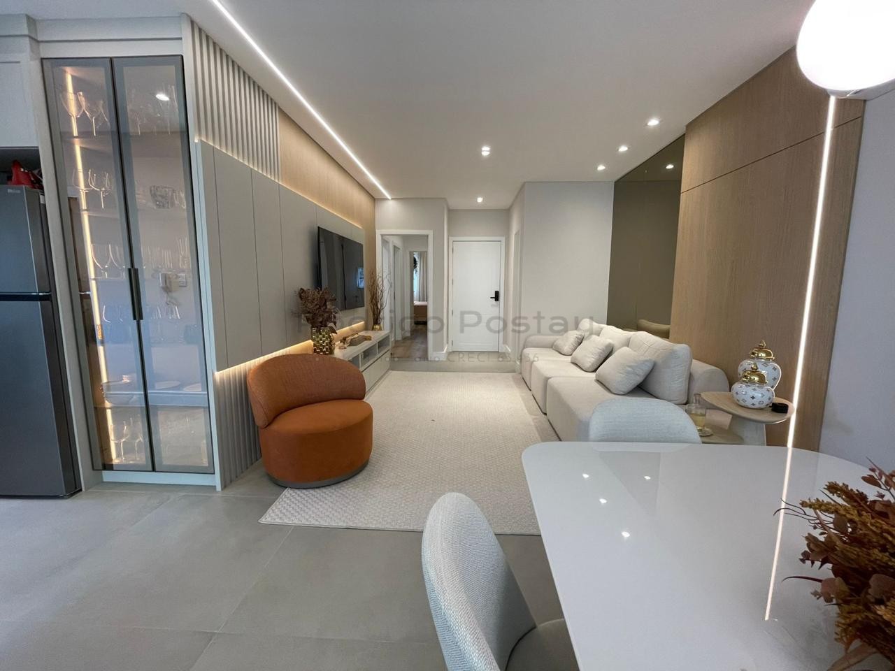 FANTÁSTICO - Apartamento finamente mobiliado na Meia Praia com 3 suítes e lazer completo.