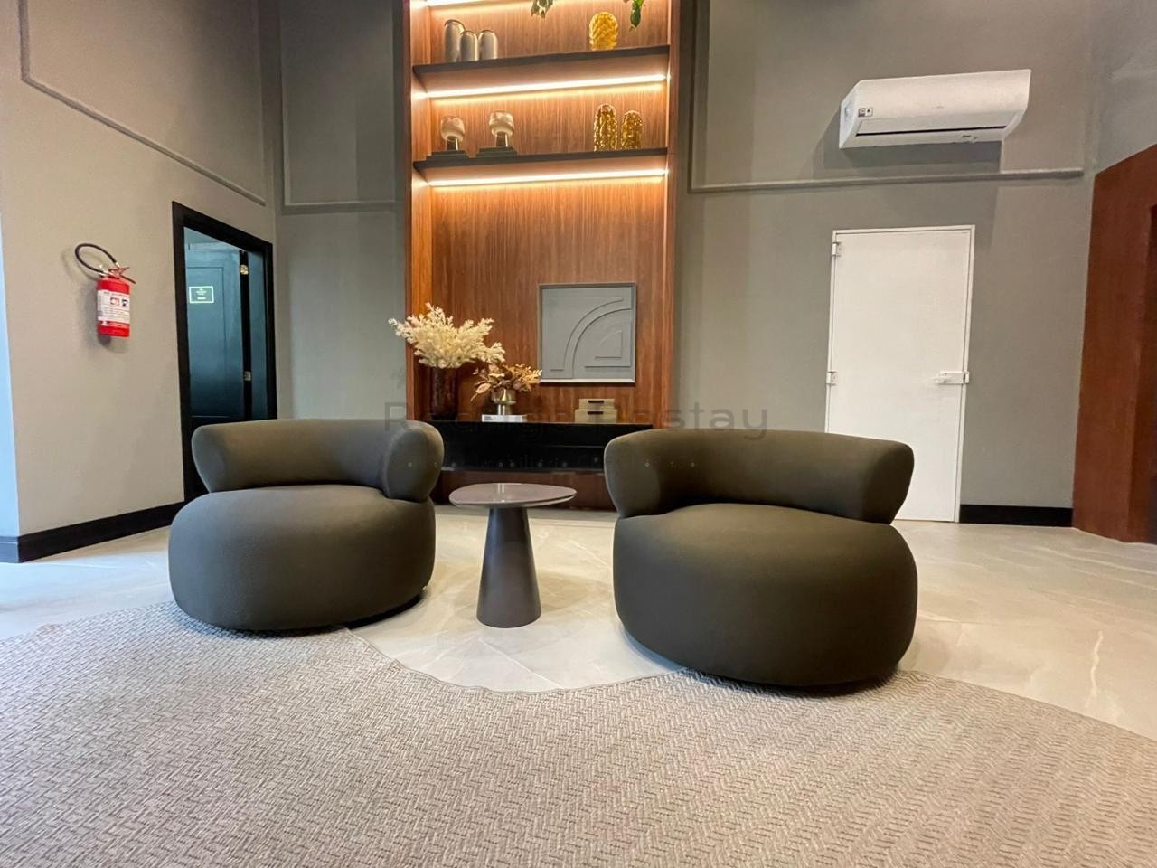 FANTÁSTICO - Apartamento finamente mobiliado na Meia Praia com 3 suítes e lazer completo.