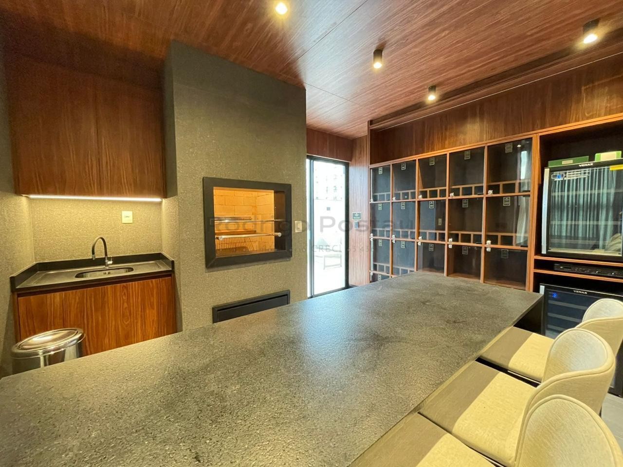 FANTÁSTICO - Apartamento finamente mobiliado na Meia Praia com 3 suítes e lazer completo.