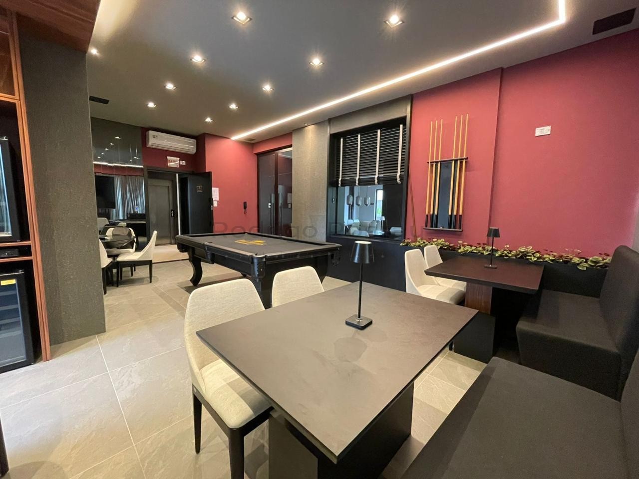 FANTÁSTICO - Apartamento finamente mobiliado na Meia Praia com 3 suítes e lazer completo.