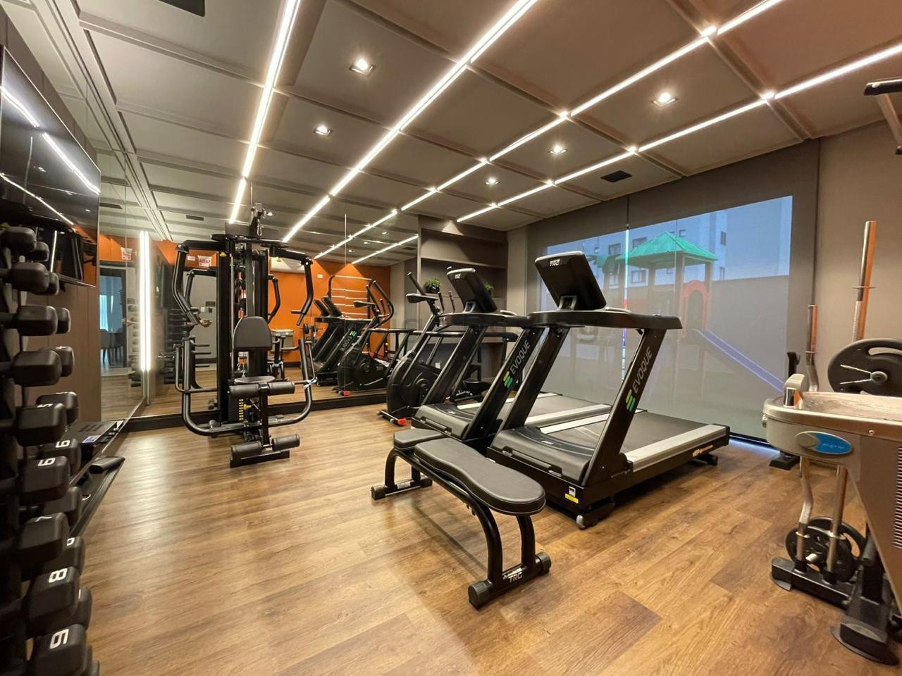 FANTÁSTICO - Apartamento finamente mobiliado na Meia Praia com 3 suítes e lazer completo.