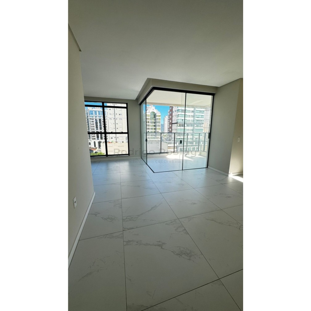Apartamento 3 suítes na Meia Praia com pagamento em 100x