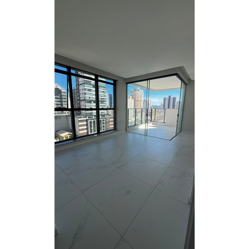 Apartamento 3 suítes na Meia Praia com pagamento em 100x
