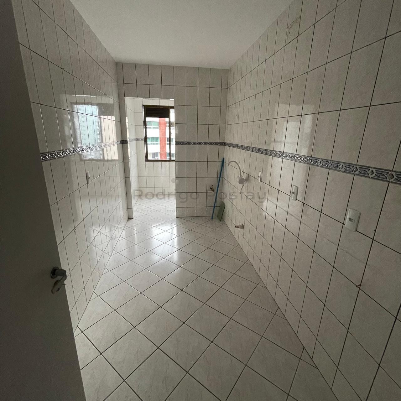 🏖️ Apartamento na Meia Praia — Apenas 250m do Mar! 🏖️