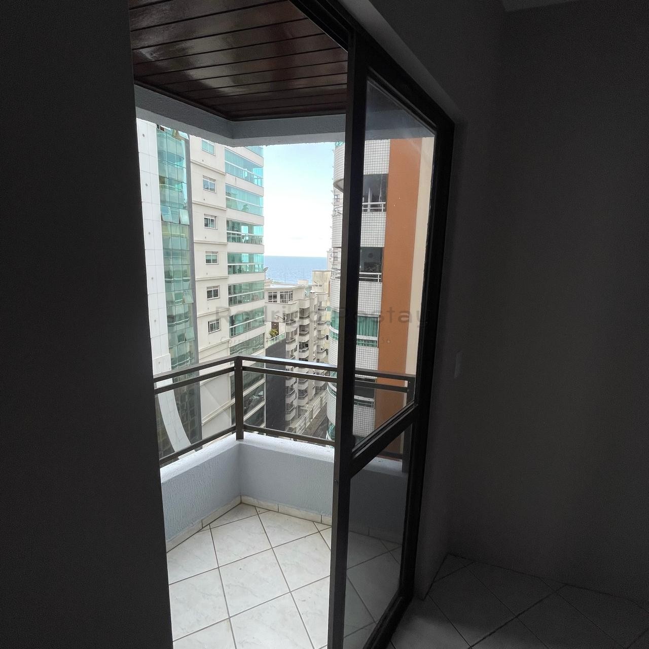 🏖️ Apartamento na Meia Praia — Apenas 250m do Mar! 🏖️