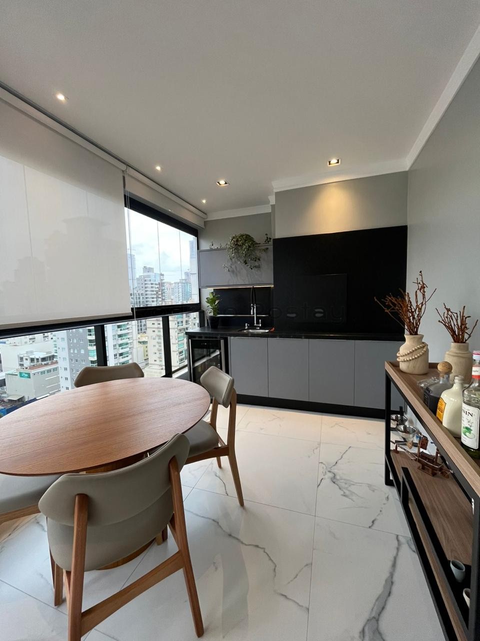 🏖️ APARTAMENTO 3 QUARTOS FINAMENTE MOBILIADO • PAGAMENTO EM ATÉ 72x Localizado na Meia Praia 