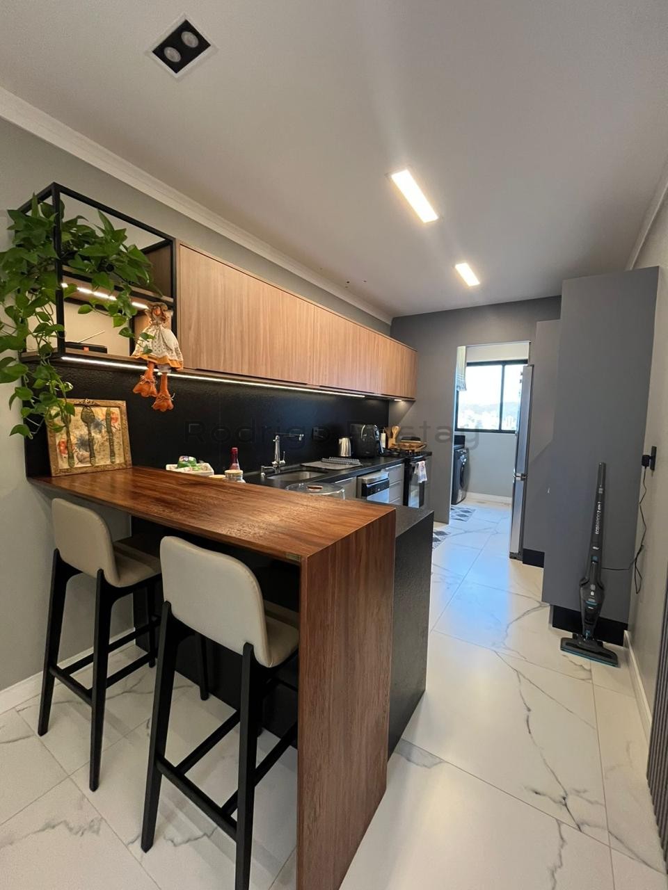 🏖️ APARTAMENTO 3 QUARTOS FINAMENTE MOBILIADO • PAGAMENTO EM ATÉ 72x Localizado na Meia Praia 