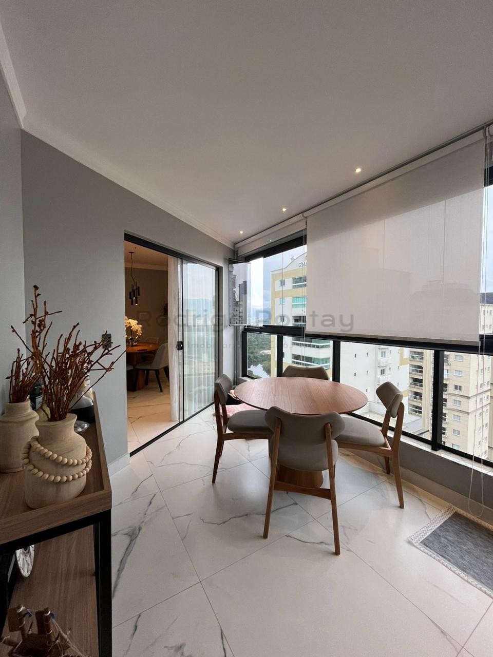 🏖️ APARTAMENTO 3 QUARTOS FINAMENTE MOBILIADO • PAGAMENTO EM ATÉ 72x Localizado na Meia Praia 