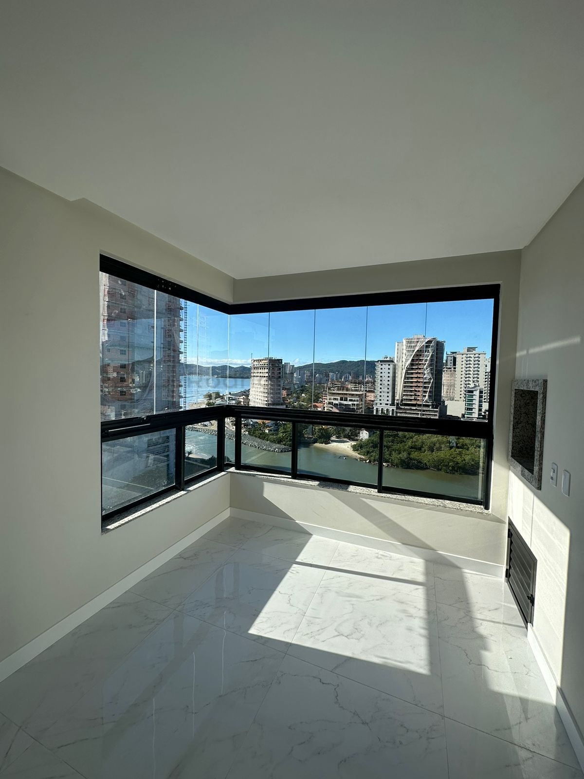 Apartamento 3 suítes para Venda no bairro Meia Praia em Itapema