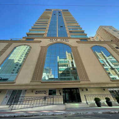 GIGANTE - AP NA MEIA PRAIA COM 176M² SENDO 3 SUÍTES + 3 VAGAS - SALDO EM 36X