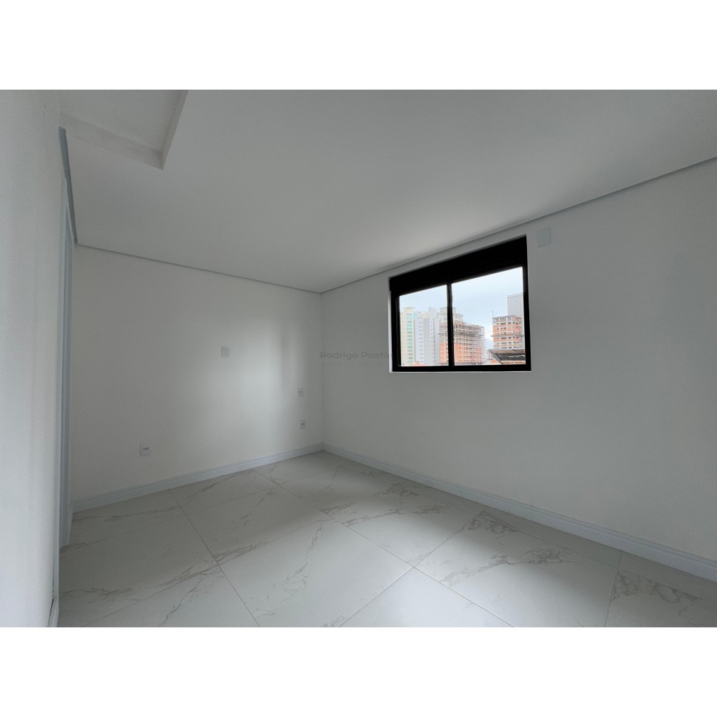 Apartamento com 3 suítes e lazer no rooftot 500m da Praia do Pereque