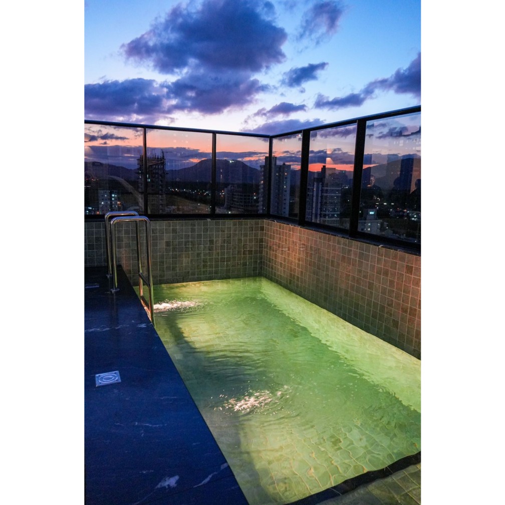 Apartamento com 3 suítes e lazer no rooftot 500m da Praia do Pereque