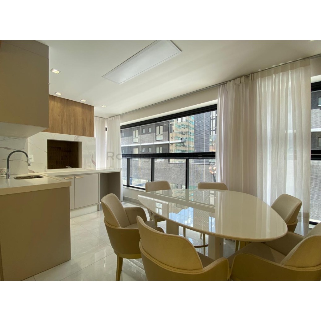 IMPERDÍVEL Apartamento finamente mobiliado na Meia Praia