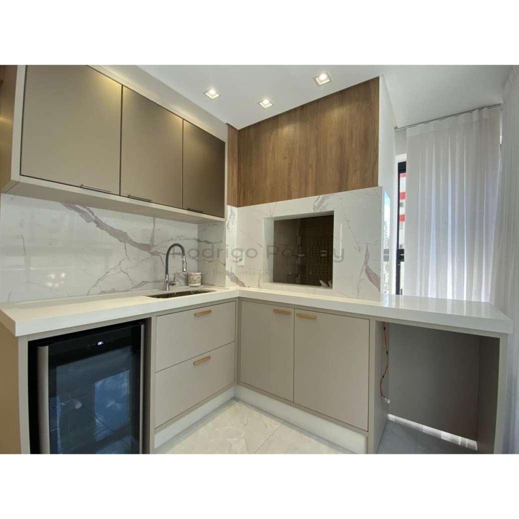 IMPERDÍVEL Apartamento finamente mobiliado na Meia Praia