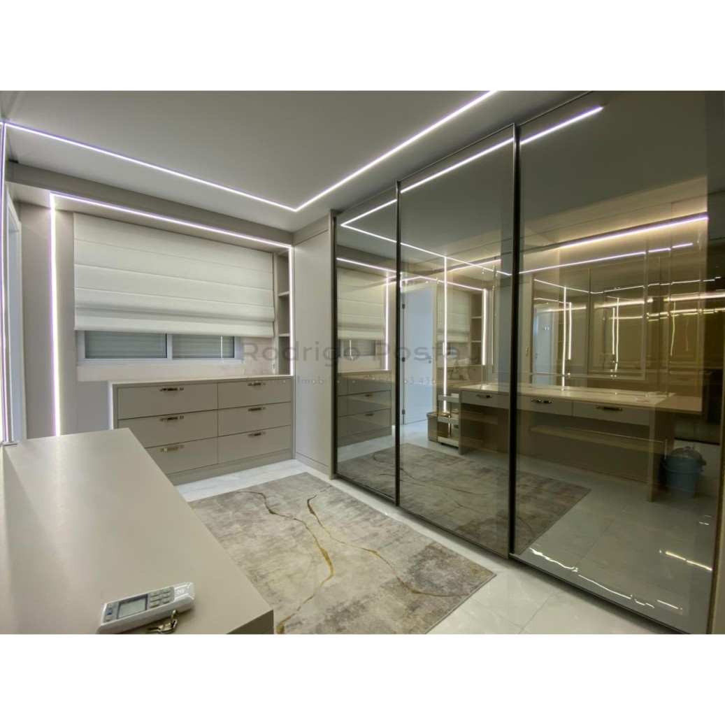 IMPERDÍVEL Apartamento finamente mobiliado na Meia Praia