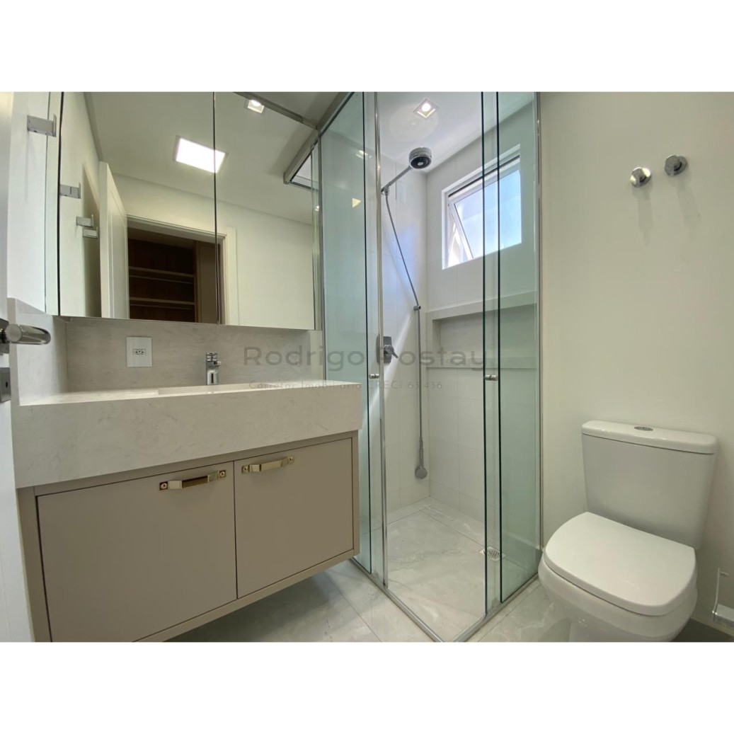 IMPERDÍVEL Apartamento finamente mobiliado na Meia Praia