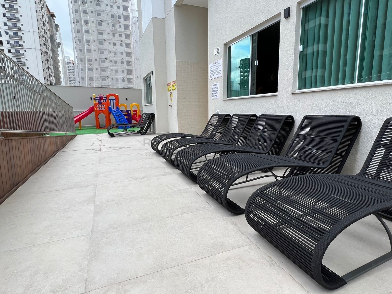 Apartamento com 3 quartos finamente mobiliado - com vista mar e lazer completo