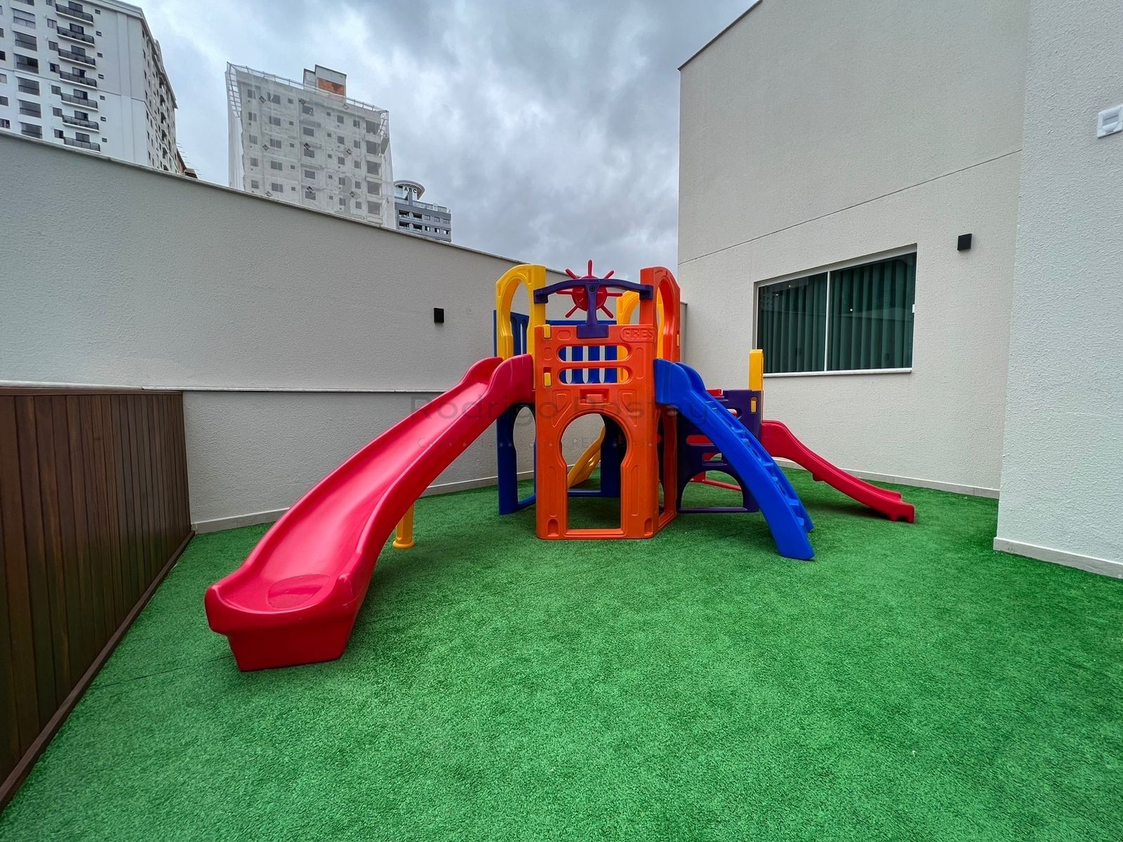 Apartamento com 3 quartos finamente mobiliado - com vista mar e lazer completo