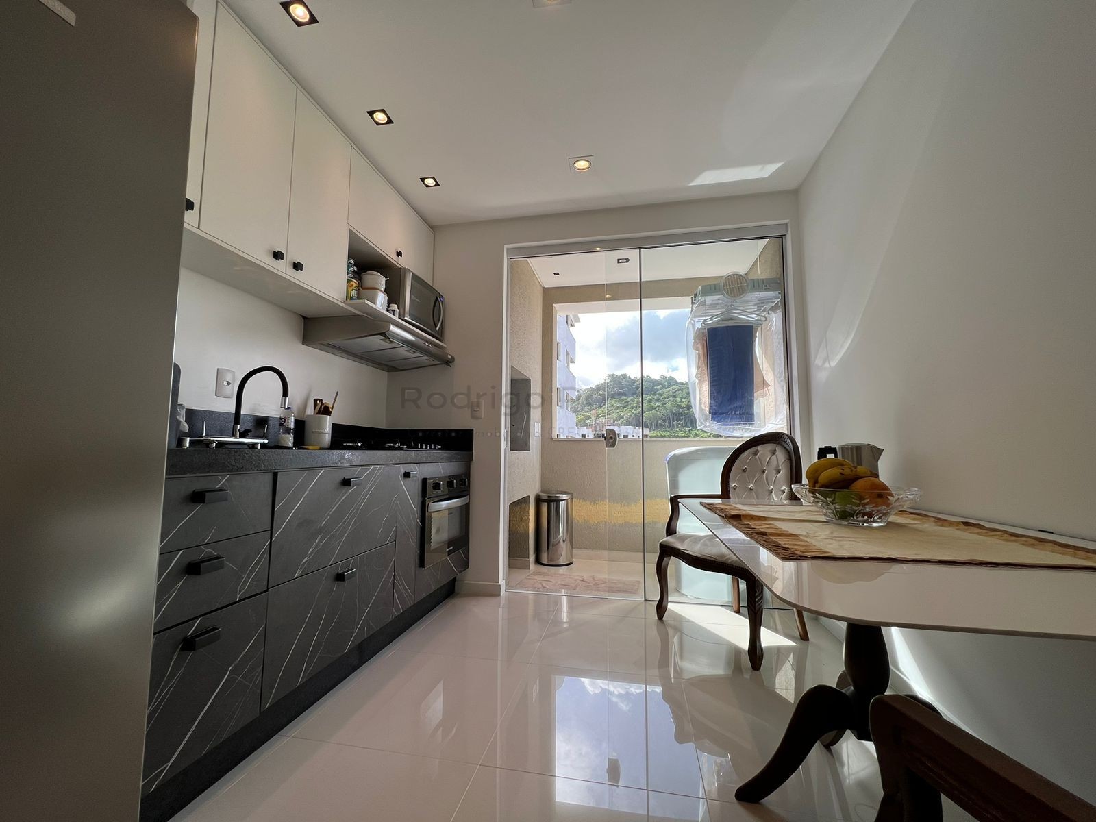 Apartamento com 3 quartos finamente mobiliado - com vista mar e lazer completo