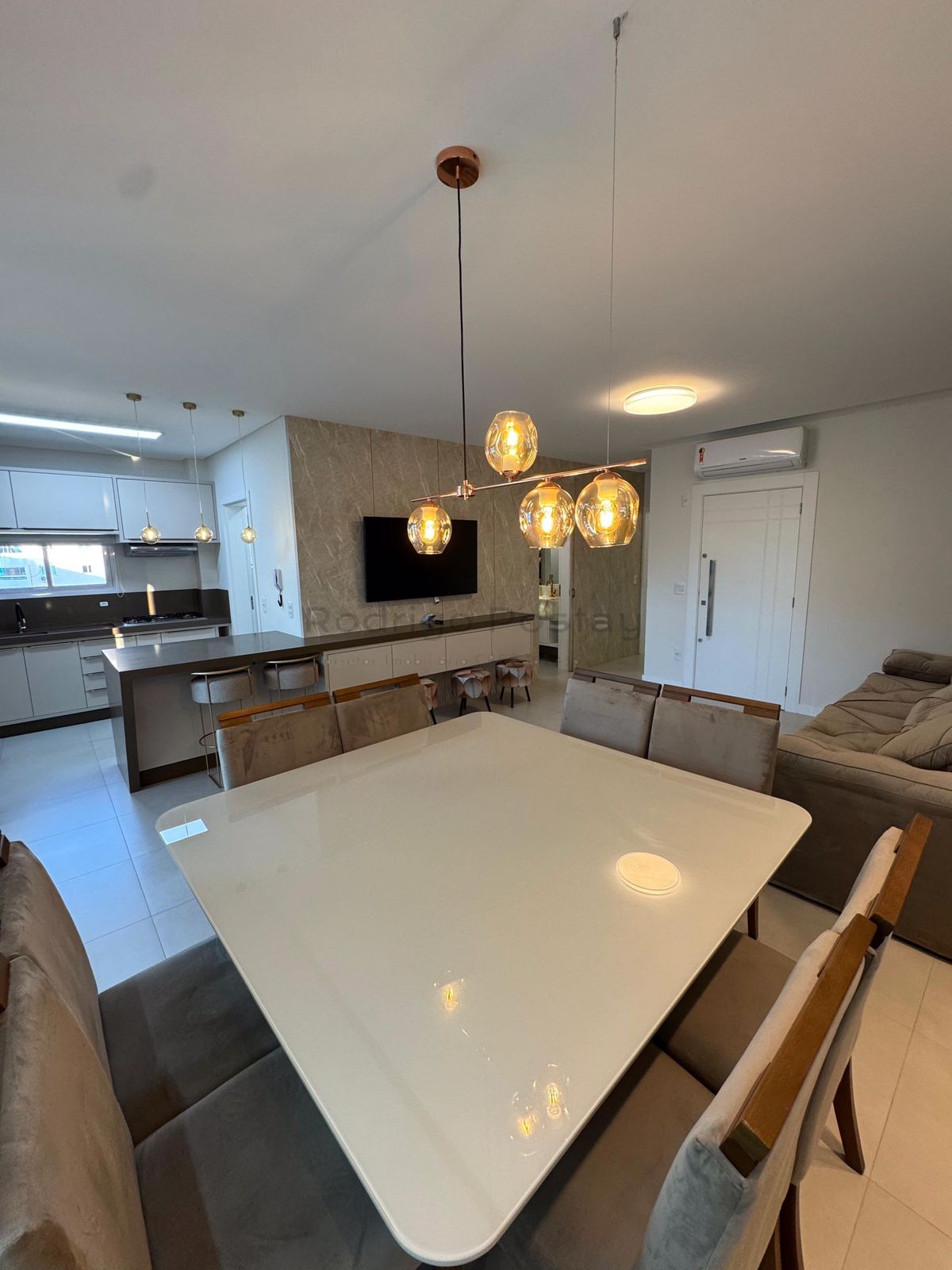 Apartamento finamente mobiliado no Saint Gabriel Residence - Meia Praia 